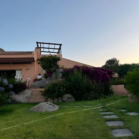 Viola Con Piscina E Giardino